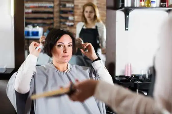 woman uncomfortable at the hairdresser
