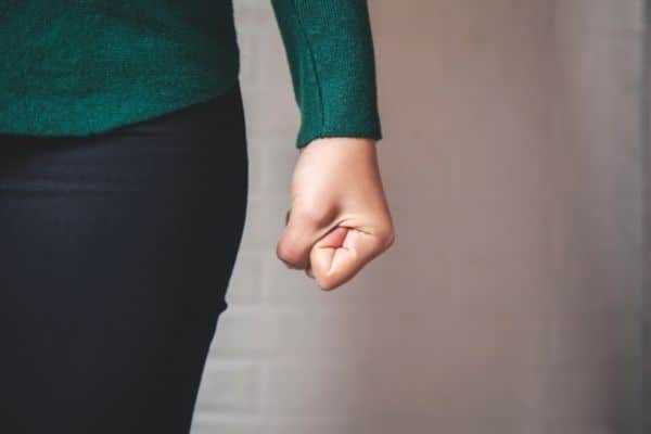 woman holding a clenched fist as part of habit reversal therapy for scalp picking